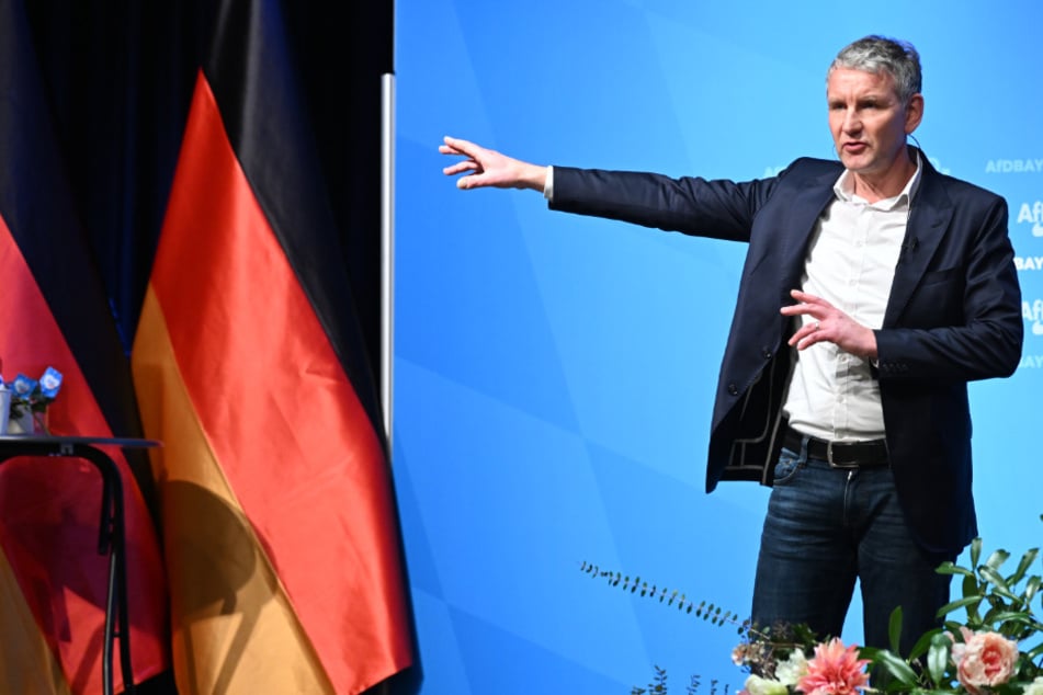 Der 53-Jährige wurde im Vorjahr wegen einer Nazi-Parole verurteilt - seine Thüringer AfD gilt als gesichert rechtsextrem.