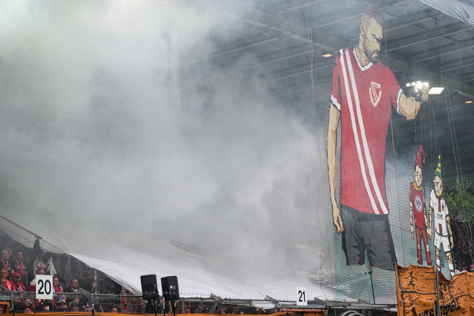 Die Cottbus-Choreo veralbert die Augsburger Puppenkiste.