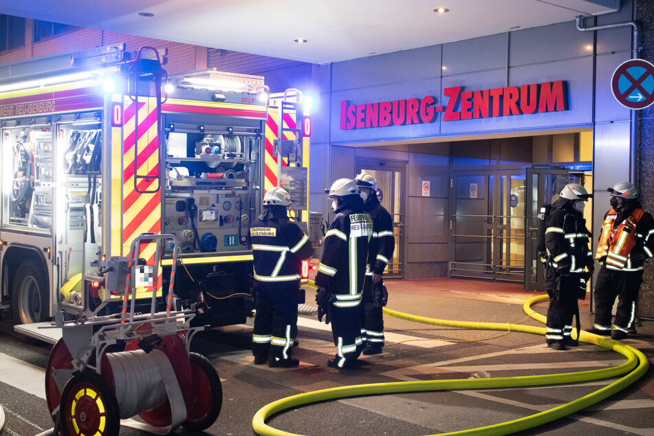 Frankfurt: Ein Schuhlager brannte: Feuer in Neu-Isenburger Einkaufszentrum sorgt für hohen Sachschaden!