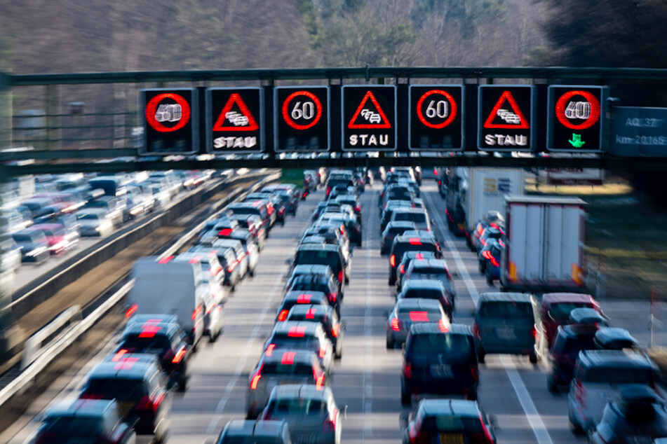 Auf den Straßen in Bayern soll es nun, wie hier auf der A8, deutlich voller werden.
