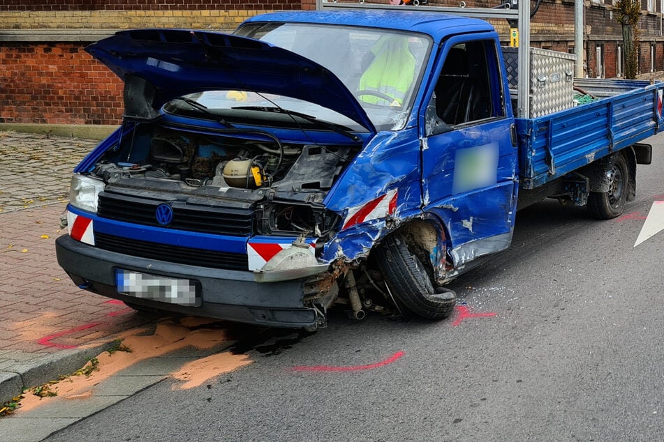Crash in Wilkau-Haßlau: VW-Transporter stößt mit Laster zusammen