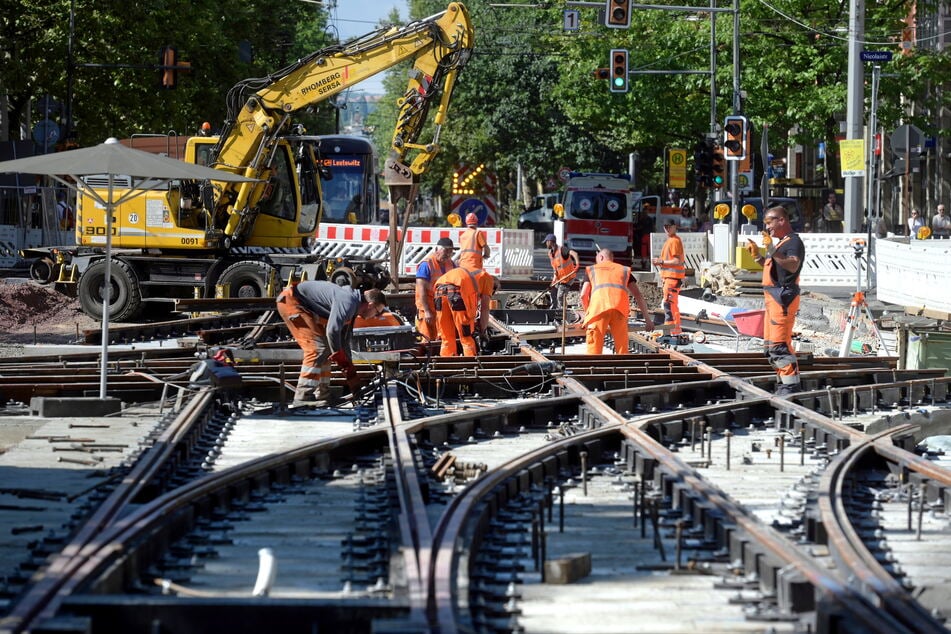 Bis zu 20 Arbeiter sorgen auf der Baustelle dafür, dass die Schienen millimetergenau zusammenpassen.