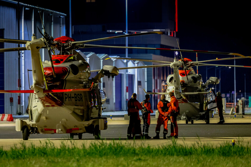 Die Küstenwache rettete die Besatzung mit mehreren Hubschraubern.