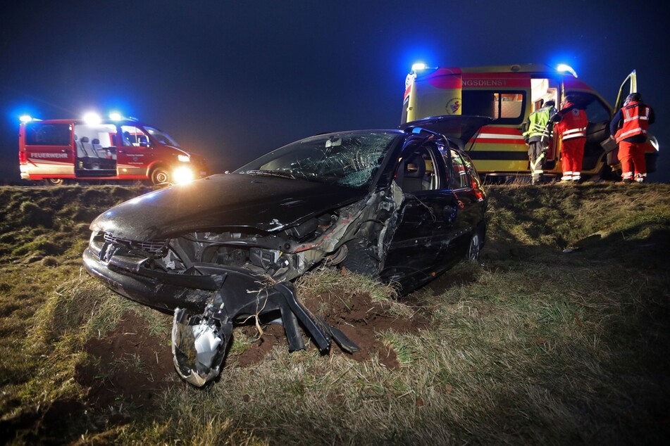 Schwerer Unfall zwischen einem Peugeot (Foto) und einem VW am Mittwochabend auf der B180 in Oberlungwitz. Schuld hatte offenbar die VW-Fahrerin, sie war völlig betrunken.