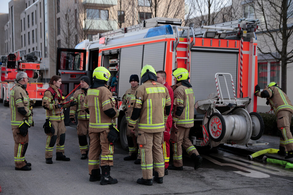 Die Berliner Feuerwehr rückte zu einem Brand in Berlin-Hakenfelde an.