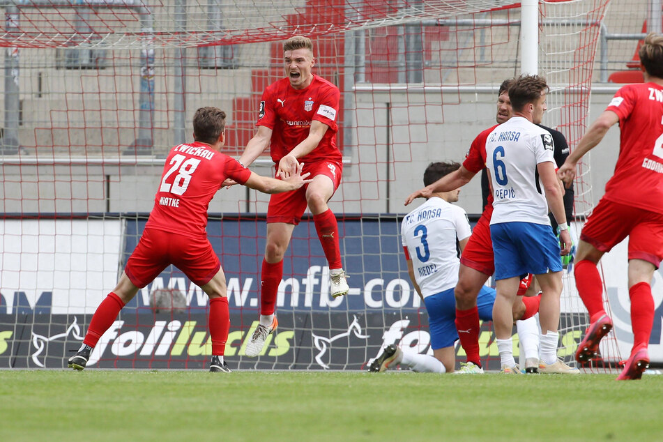 Elias Huth hat soeben das 2:2 für den FSV Zwickau erzielt und wird gefeiert. Die Hanseaten dagegen waren bedient.
