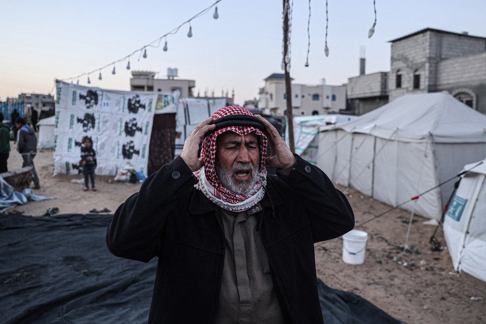 Ein vertriebener Palästinenser betet vor dem Fastenbrechen zum Beginn des Ramadan.