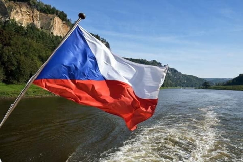 Tschechiens Nationale am Heck eines Elbschiffes - unsere Nachbarn wollen den Fluss bis Prag dauerhaft schiffbar machen.