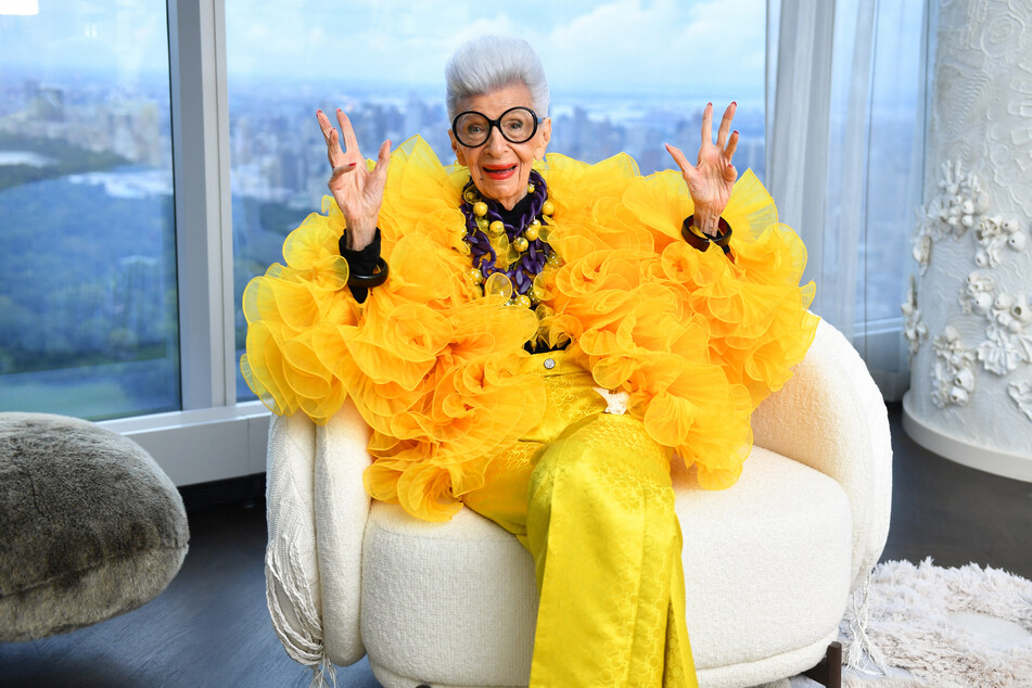 Zu ihrem 100. Geburtstag brachte Iris Apfel mit der Modemarke H&amp;M eine bunt-schillernde Kollektion raus. Die Teile waren in wenigen Minuten ausverkauft. (Archivbild)