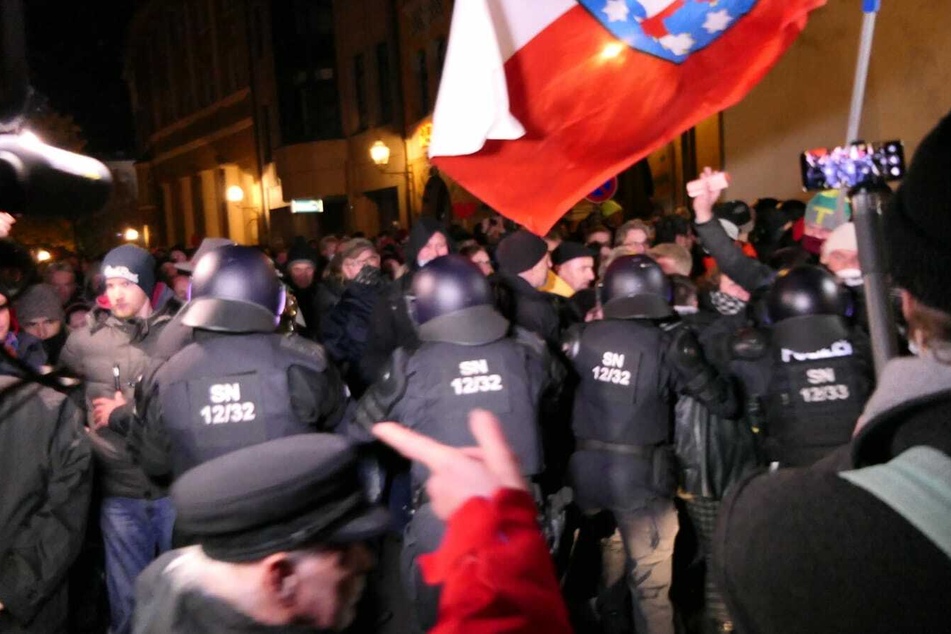 Die Demonstranten versuchen, die Polizeikette zu durchbrechen.