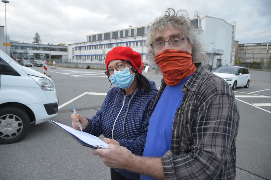 Christoph Lutz (56) und Annett Horvath-Lutz (51) kommen aus dem Frankreich-Urlaub zurück. Sie füllen einen Erfassungsbogen aus.