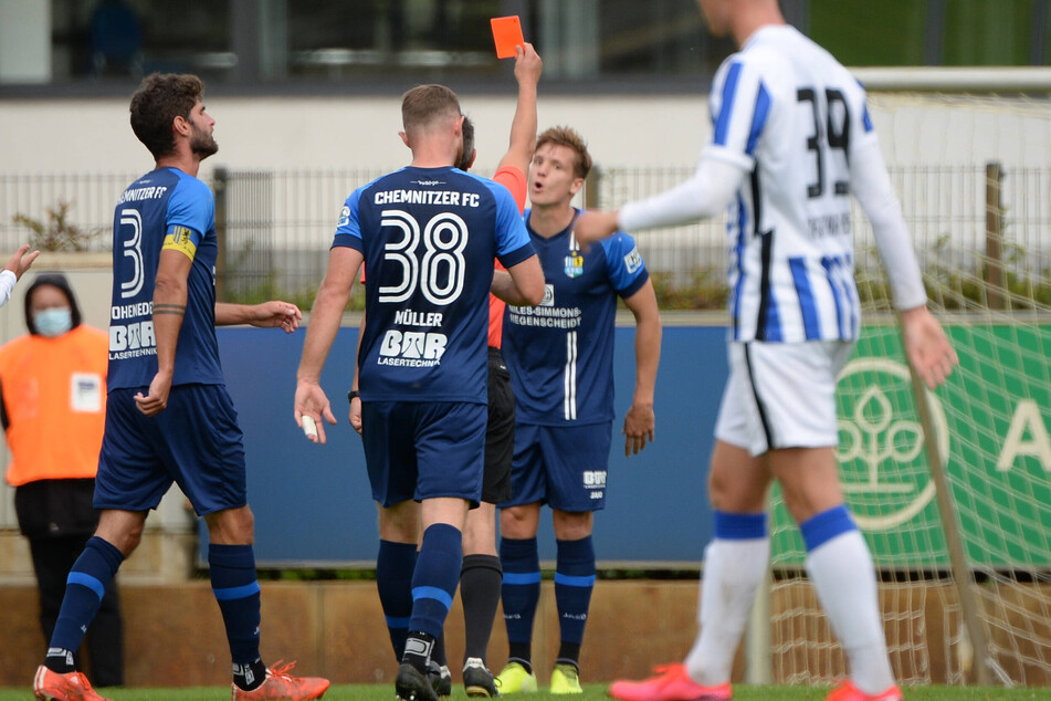 Rot für Lukas Aigner! Danach stellte der CFC bei Hertha II. auf Fünfer-Abwehrkette um - die kassierte das entscheidende Gegentor.
