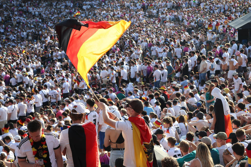 Nicht nur in der Fan Zone Olympiapark kann man ab dem Samstag jubeln, auch dürfen bis zu 20.000 Menschen ab dann ins Stadion rein.