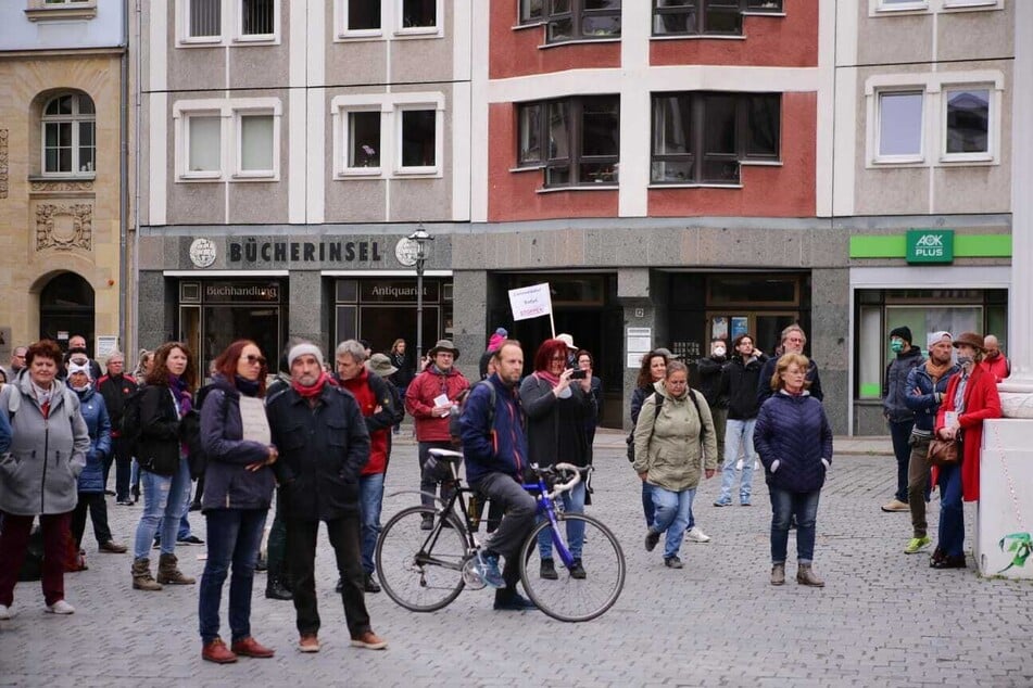 Etwa 200 Menschen hatten sich am Samstag bei einer Demo zur Einhaltung der Grundrechte vor der Nikolaikirche in Leipzig versammelt.