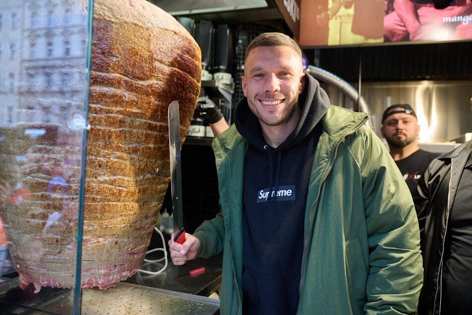 Hat aktuell gut lachen, denn sein Döner-Imperium wächst weiter: Lukas Podolski (39) ergänzt seine Mangal-Döner-Kette bald mit Hightech Robotern. (Archivbild)