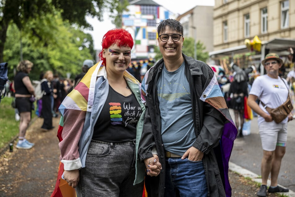 Cynthia Rothe (30) aus Stollberg und Rey Neubert (42, r.) aus Chemnitz nahmen am CSD teil.