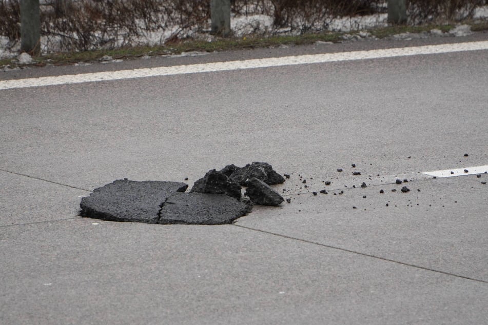 An gleich mehreren Stellen war Beton herausgerissen und es hatten sich Löcher gebildet. Die Autobahn musste vorübergehend gesperrt werden, um die Schäden zu beheben.
