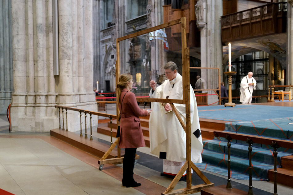 Im Gottesdienst im Kölner Dom wird eine Oblate gereicht. Gläubige erhalten so den "Leib Christi".