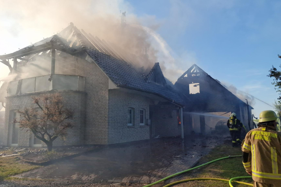 In Garrel hat am Samstagabend ein Einfamilienhaus gebrannt. Die Flammen richteten einen Schaden in Höhe von 500.000 Euro an.