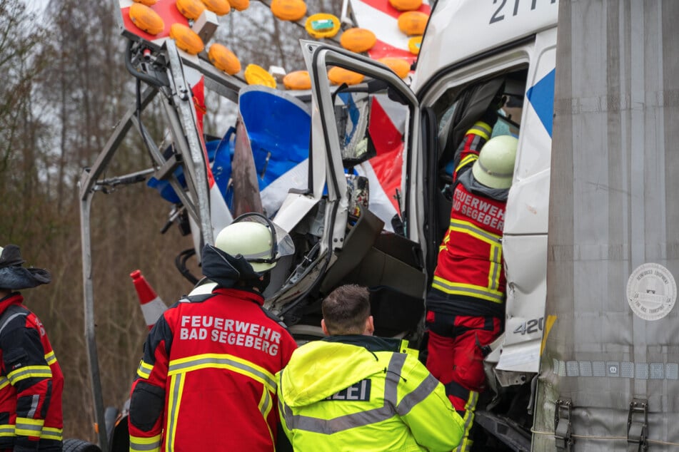 Unfall A21: Schlimmer Unfall auf der A21: Laster kracht in stehendes Fahrzeug