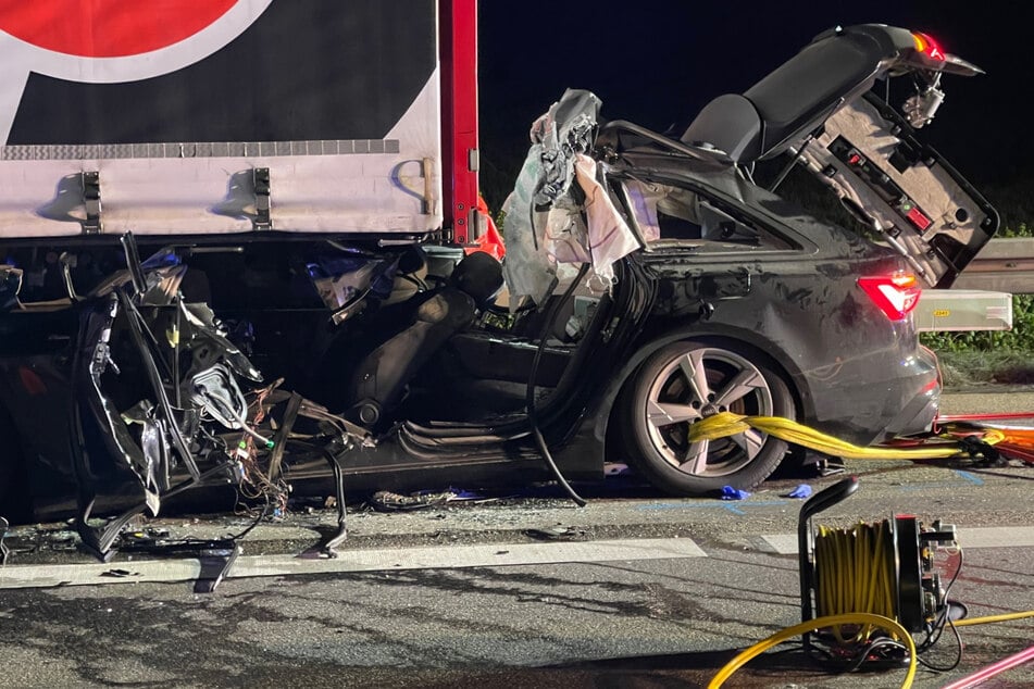 Ein 55 Jahre alter Audi-Fahrer verstarb am Montagabend auf der A3 nach einer Kollision mit einem Lastwagen.