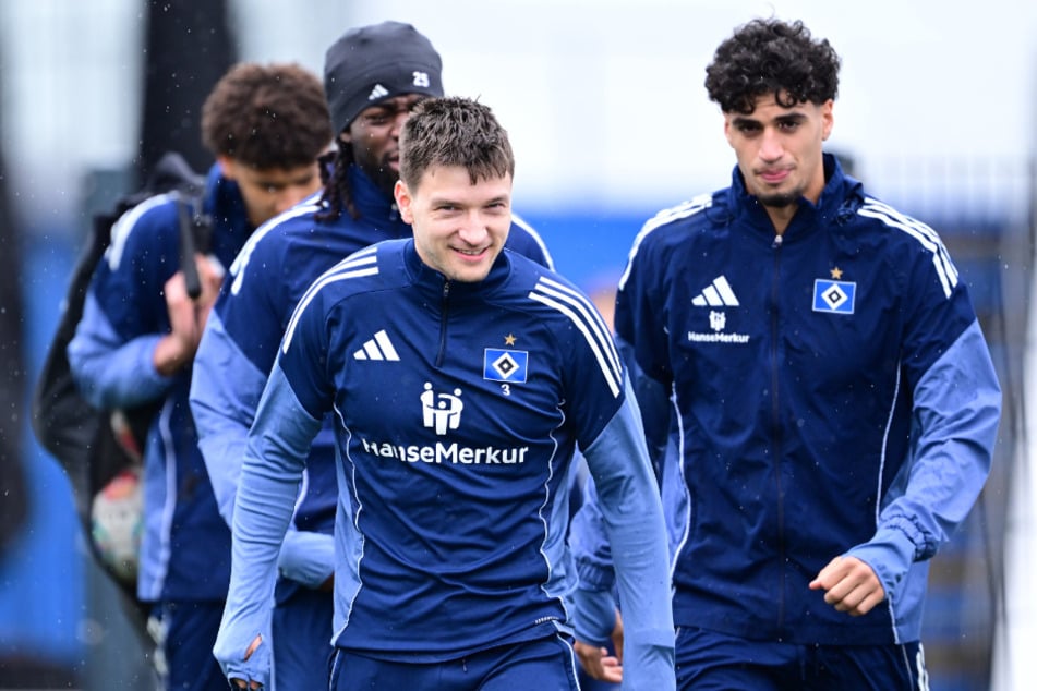 Noah Katterbach (25, vorne) soll trotz einer Saison ohne einen einzigen Einsatz eine Vertragsverlängerung beim HSV bekommen.