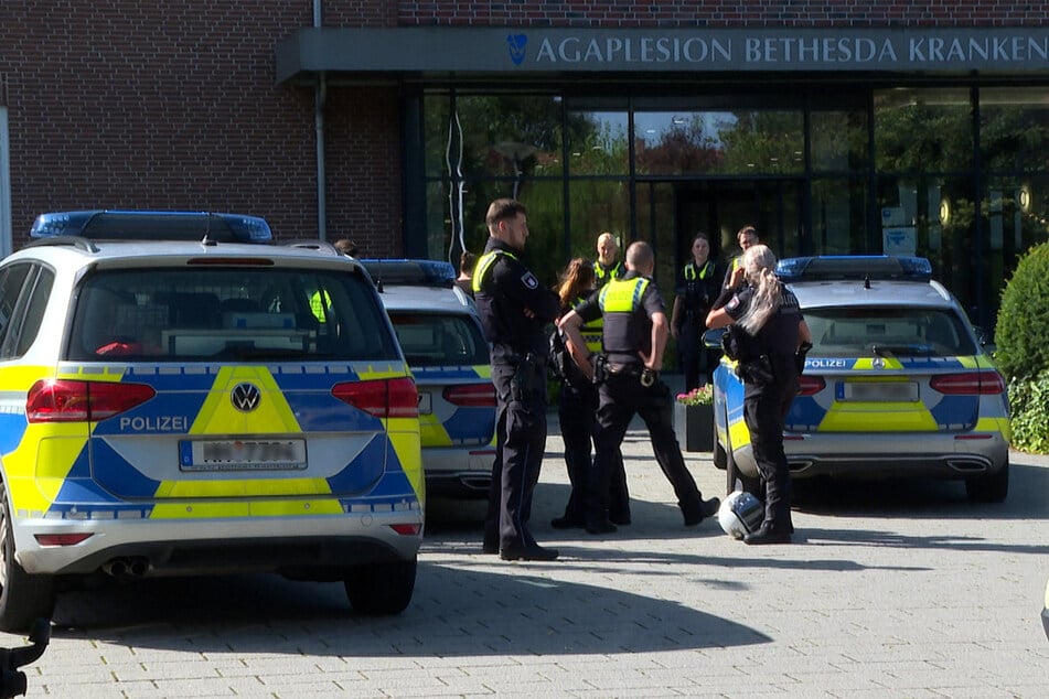 Patient randaliert in Klinik: Polizei rückt mit Diensthund an