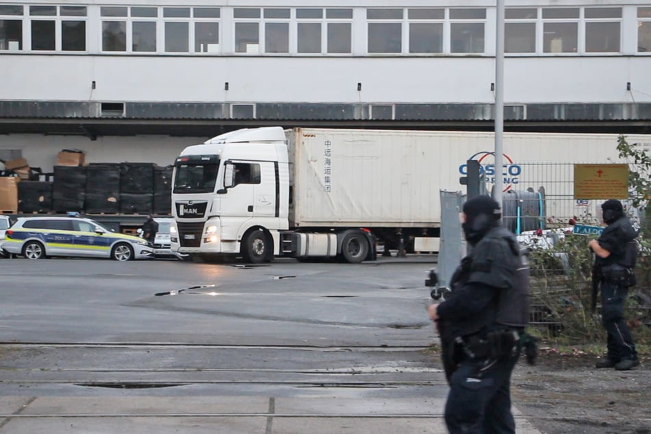 Polizei und Zoll haben am heutigen Mittwoch mithilfe des SEK eine Drogenrazzia in Hamburg durchgeführt. Mehrere Personen wurden dabei festgenommen.