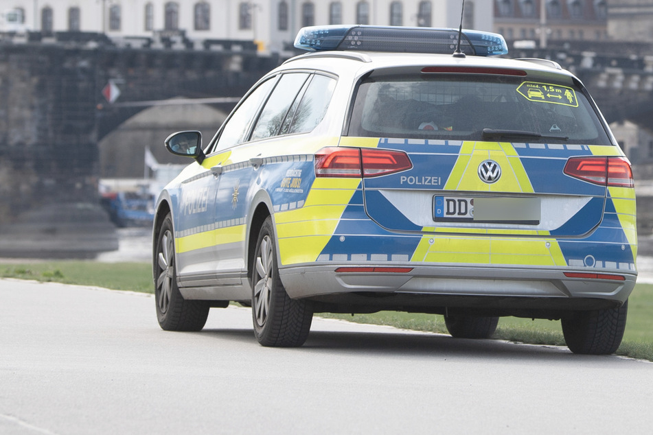 Die Polizei ermittelt derzeit gegen einen 37-Jährigen, der den Hitlergruß gezeigt, Autos beschädigt und Passanten bedrängt hat. (Symbolbild)