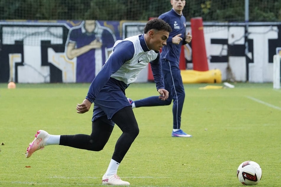 Ali Loune (24) ist zurück im Schacht, für die Startelf dürfte es aber noch nicht reichen, wie Chefcoach Khvicha Shubitidze (52, nicht im Bild) findet.