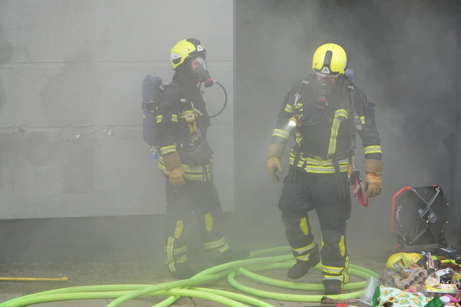 Leipzig: Dichter Rauch: Feuerwehr rückt zu Brand in Leipziger Pflegeheim aus