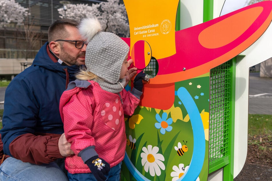 Martha (3) traut sich und wirft ihren Schnuller in den neuen Kasten.