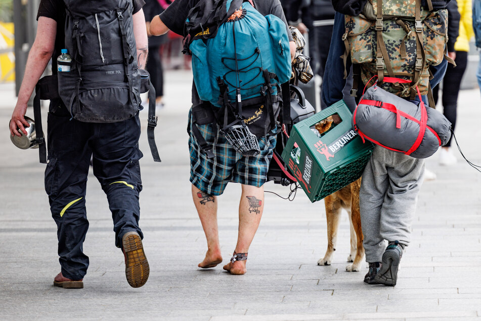 Eine Gruppe Punks schlendert durch die Fußgängerzone von Westerland auf Sylt.