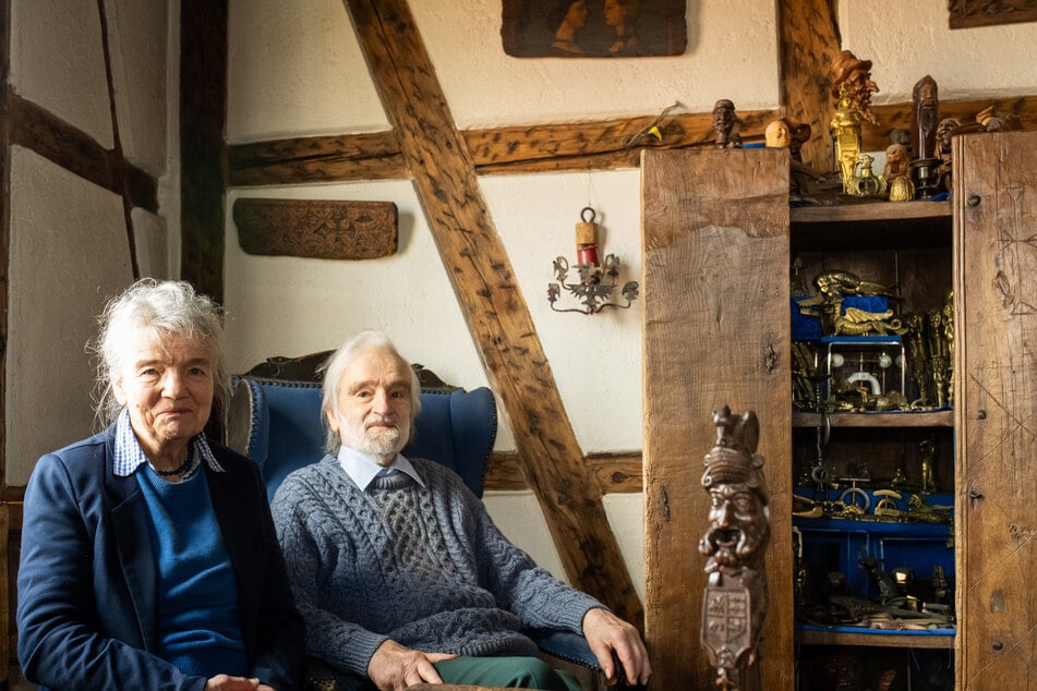 Sammler Adolf Heidenreich (85) und seine Frau Ute leben in ihrem Haus mit mehr als 2000 Nussknackern.