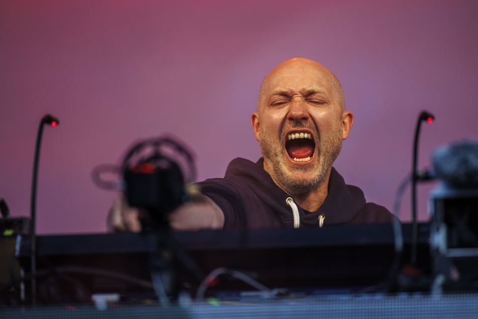 Im lässigen Outfit aber dafür mit umso mehr Freude spielt Paul Kalkbrenner das Auftakt-Konzert seiner neuen Tour in Dresden.