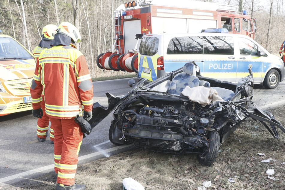Fahrerflucht! Autofahrerin muss ausweichen, kracht frontal in Sprinter