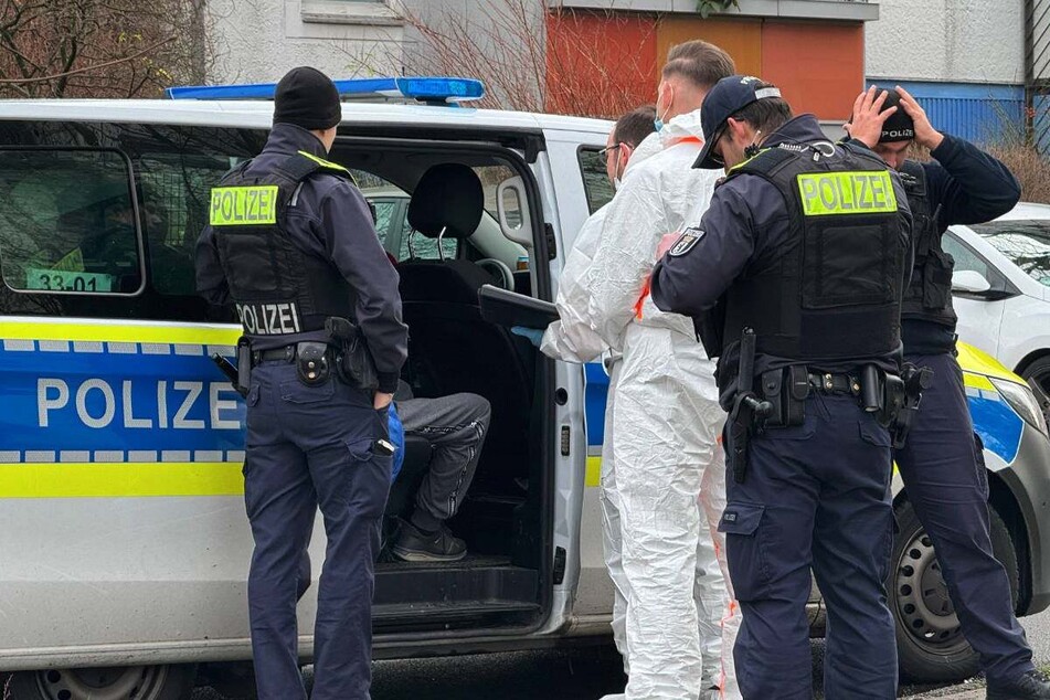 Der Verurteilte meldete sich nach der Tat selbst bei der Polizei und ließ sich widerstandslos festnehmen.