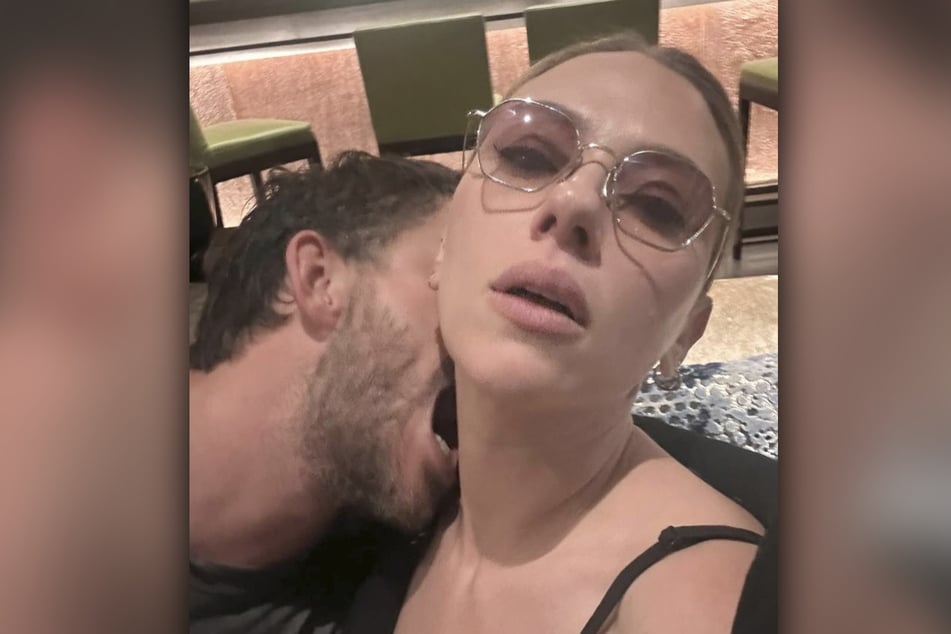 Scarlett Johansson (40, r.) und Jonathan Bailey (37) teilten ein verführerisches Bild.