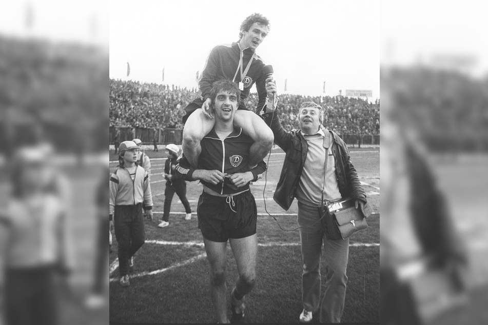 Nach dem FDGB-Pokalfinale 1982: Während Hans Uwe Pilz auf den Schultern von Ralf Minge sitzt, wird er von Gert Zimmermann interviewt.