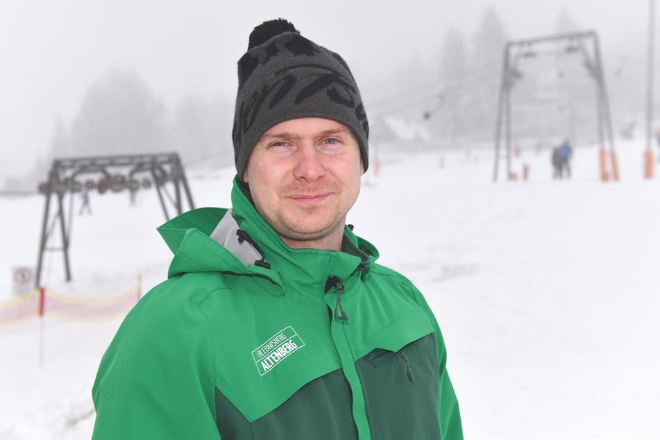 Rechnet am Wochenende mit einem Riesenansturm vor seinem 700 Meter langen Schlepplift: Manuel Püschel (37), Betriebsleiter vom "Erlebnisberg Altenberg".