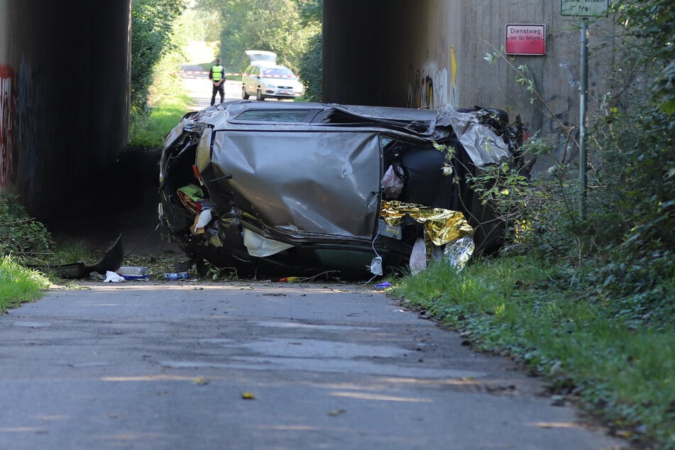 Tödlicher Unfall bei Köln: Toyota stürzt von Autobahnbrücke