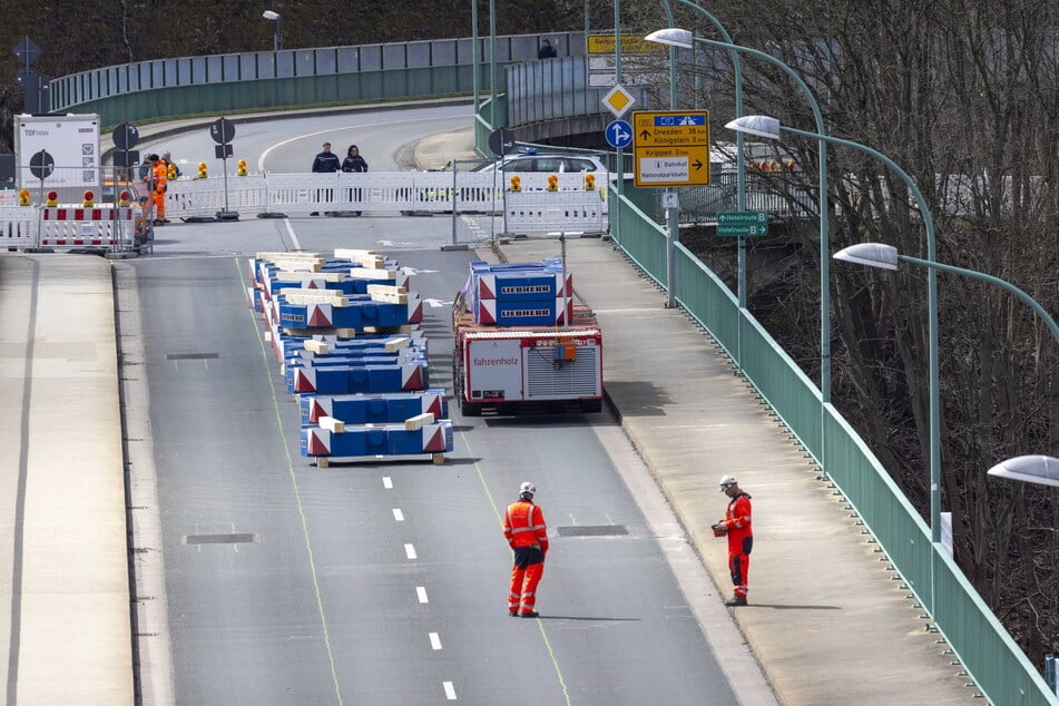Auch an der Elbbrücke in Bad Schandau wurde letztes Jahr ein Belastungstest mit Schwerlastmodulen durchgeführt.