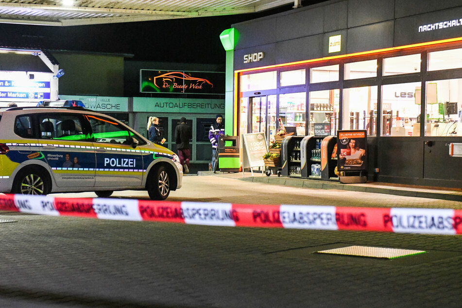 Ein maskierter Täter hatte am Montag eine Tankstelle in Duderstadt überfallen. (Symbolbild)