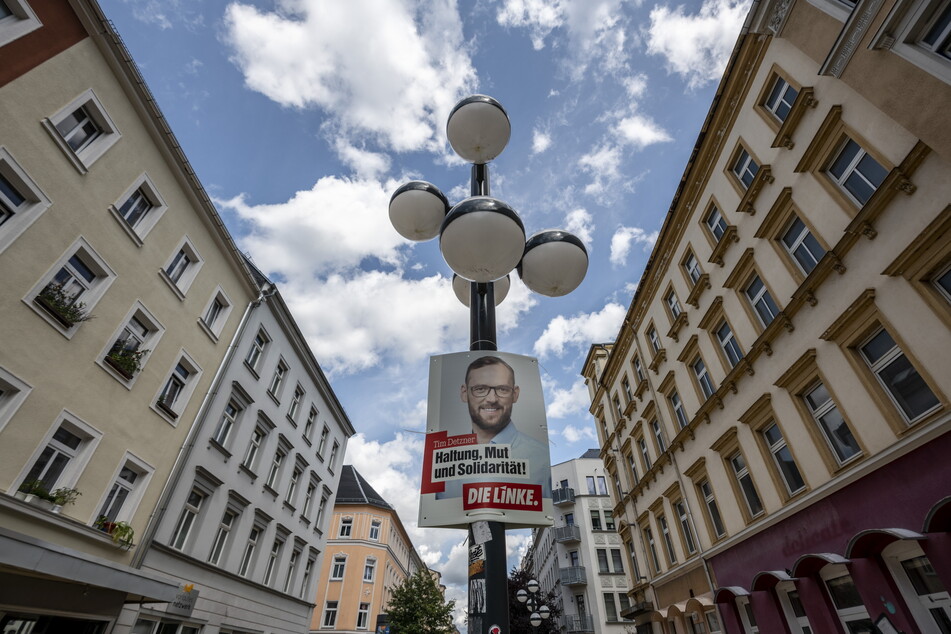 Auf dem Brühl hängen Wahl-Plakate von Bundestagskandidat Tim Detzner (42, Linke).