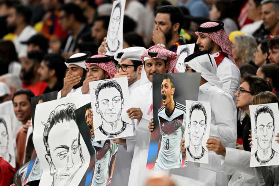 Eigentlich waren politische Äußerungen ja nicht erlaubt. Einige Fans wollten trotzdem ein Zeichen setzen und zeigten Bilder des ehemaligen Nationalspielers Mesut Özil (34).