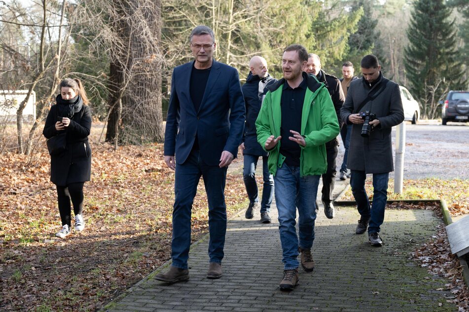 Ministerpräsident Michael Kretschmer (48, CDU, r.), besuchte heute neben Heinz Bernd Bettig, Präsident des Landesamt für Umwelt, Landwirtschaft und Geologie, das Landeshochwasserzentrum Sachsen.