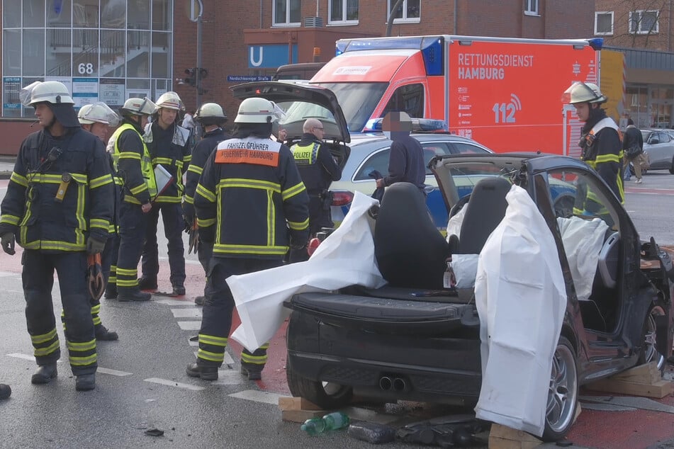 Rettungskräfte am Einsatzort. Das Verkehrsunfallteam nimmt derzeit den Unfall auf.