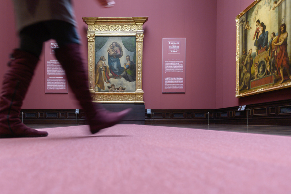 Ein Besucher ist in der Gemäldegalerie Alte Meister unterwegs. Die Besucherzahlen in den Museen halten sich bisher noch im Rahmen. Es fehlt an Touristen.