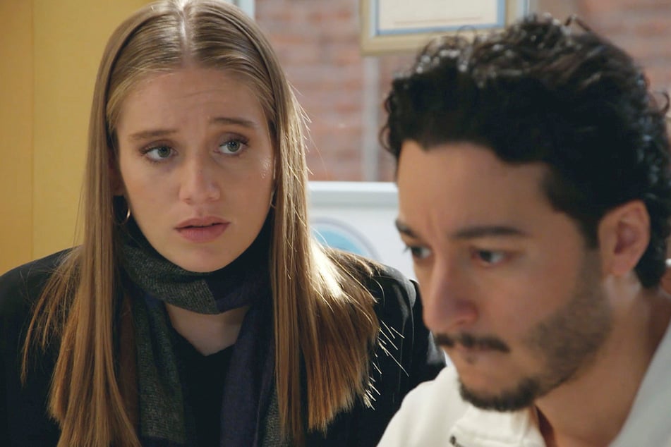 Elyas fordert von Bella, sich von Victoria und der EmKa abzuwenden, um eine Zukunft mit ihm zu haben.