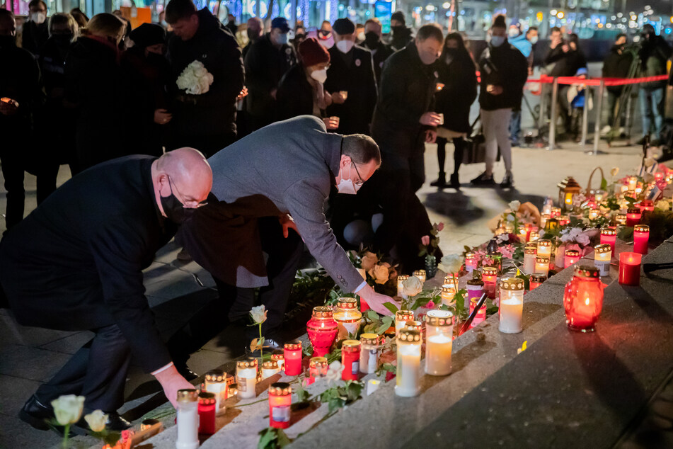 Michael Müller (SPD, m.) und Edgar Franke (SPD) legen bei einer Gedenkfeier am vierten Jahrestag des islamistischen Anschlags auf den Weihnachtsmarkt am Breitscheidplatz Kerzen nieder.